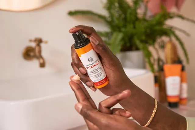 The Body Shop Vitamin C Skin Boost Instant Smoother - Image 2